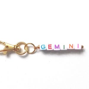 Llavero con el signo zodiacal Géminis, abalorio astrológico, llavero celestial con cuentas, abalorio para bolso, regalo para mujer, abalorios con letras, cierre de langosta dorado.