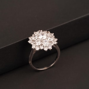 Anillo de compromiso Art Déco con racimo de moissanita: chapado en oro blanco de 14 k sobre plata de ley.