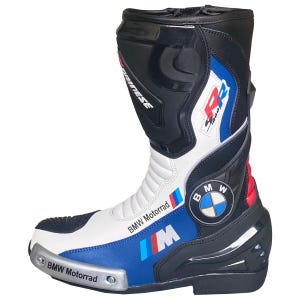 Pode incluir: Bota de moto preta, branca e azul com o logótipo BMW Motorrad. A bota apresenta o logótipo Dainese, um detalhe azul e vermelho e o texto "RR 1000". A bota tem uma biqueira protetora.
