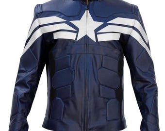 Puede incluir: Una chaqueta azul oscuro con un emblema de estrella blanca en el pecho, rayas horizontales blancas en los hombros, un cuello alto negro, una cremallera frontal completa y detalles de paneles moldeados en el torso y las mangas.