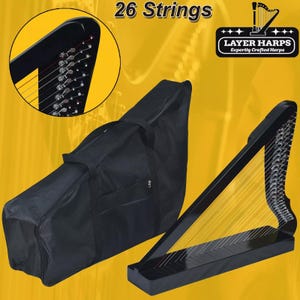 Puede incluir: Un arpa negra de 26 cuerdas con una funda de transporte negra. El arpa tiene una tapa armónica de madera y está hecha de madera. El arpa es un instrumento musical.