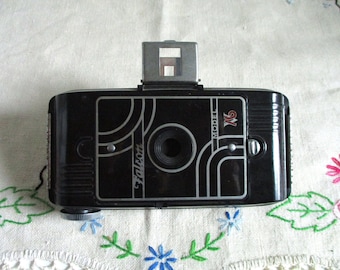 Utility Mfg - Falcon Model V16 - Folding Camera with Bakelite Body