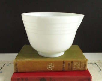 Pyrex - Hamilton Beach - White Milk Glass 1 Quart Mixing Bowl