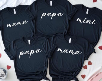 Magliette personalizzate coordinate per tutta la famiglia per annunciare la gravidanza di papà, mamma e mini-bambino.