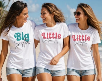 Magliette personalizzate abbinate per annunciare la nascita del bambino, con la scritta "Fratello maggiore, fratello minore e sorella".