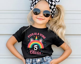 Maglietta di compleanno personalizzata "Five is a Vibe" con arcobaleno pastello