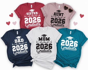 Magliette personalizzate abbinate per la famiglia di diplomati del 2026: mamma, papà, fratello e sorella orgogliosi.