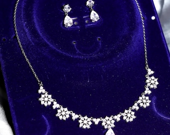 Conjunto de collar y pendientes con circonitas cúbicas y flores brillantes / Joyería nupcial floral / Regalo elegante para ella / Hipoalergénico y sin deslustre / Joyas de boda