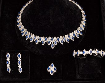 Elegante conjunto de joyas de circonitas con cristales azules: collar, pulsera, anillo y pendientes de novia - Joyería nupcial
