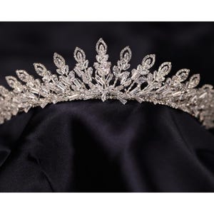 Silver Crystal Bridal Tiara | Elegance Wedding Crown | Handmade Sparkling Wedding Headpiece | Brides Gift | Luxury Wedding Hair Accessories