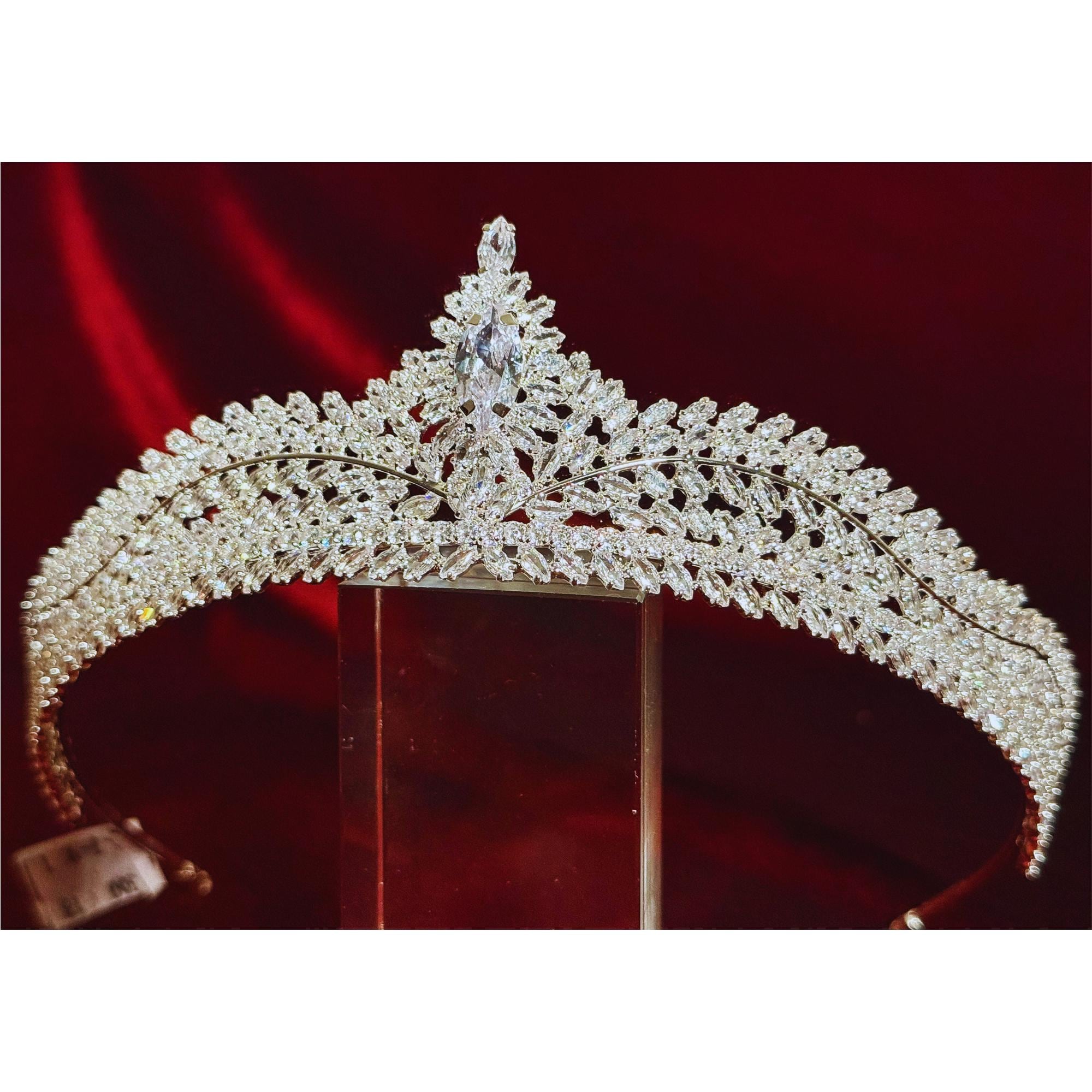Swarovski Crystal  Bridal Tiara – Minimalist & Classic Princess Crown –  Old Money Style Elegant Wedding Headpiece –  Royal Wedding Tiara