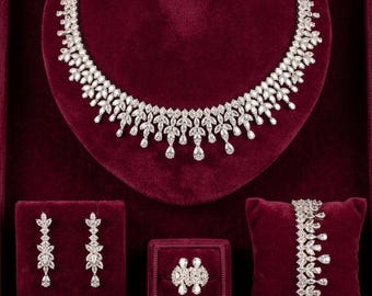Conjunto de joyas nupciales de plata: collar, pendientes, pulsera y anillo hechos a mano para bodas.