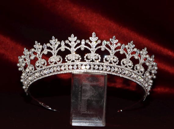 Handmade Swarovski Crystal Bridal Tiara: Elegant Pearl  display picture 3