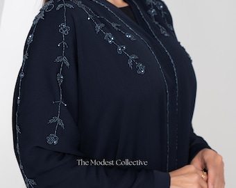 Abaya verfraaide abaya gemaakt in Dubai abaya met hijab en riem abaya voor vrouwen Ramadan abaya abaya 2025 abaya van Dubai Eid abaya marineblauwe abaya