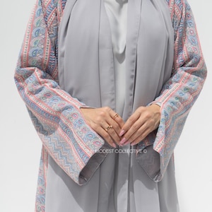 Abaya in chiffon ricamato: abito Dubai impreziosito da pietre preziose, hijab incluso