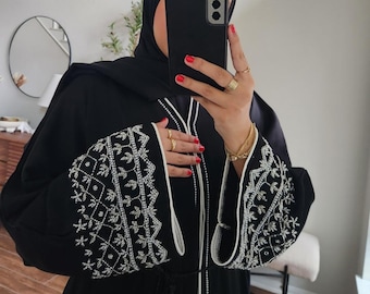Versierde zwarte abayaset: eid-jurk met hijab en riem