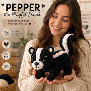 Op de afbeelding: Een gehaakt stinkdier-speeltje van zwart en wit garen, met een pluizige staart, kleine oortjes en een witte streep over de rug. De afbeelding bevat de tekst: PEPPER the Playful Skunk, CROCHET YOUR OWN ADORABLE FRIEND, DETAILED STEP-BY-STEP PATTERN, ADVANCED BEGINNER FRIENDLY, DIGITAL DOWNLOAD, MAKE IT WITH LOVE.