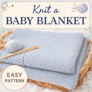 Può includere: Una coperta per neonati lavorata a maglia azzurra è piegata in un cestino di vimini. Il testo "Knit a BABY BLANKET" è in alto, con "EASY PATTERN" in un cerchio in basso. Un gomitolo di lana e ferri da maglia sono anche nel cestino.