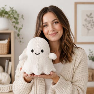 Può includere: Un piccolo peluche a forma di fantasma lavorato a maglia color bianco sporco, con testa arrotondata, due piccole braccia e un bordo inferiore smerlato. Il fantasma presenta due semplici occhi circolari neri ricamati e una bocca curva.