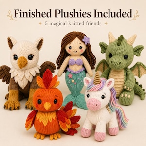 Peut inclure: Cinq peluches tricotées comprenant un griffon, une sirène, un dragon vert, un phénix orange et une licorne blanche avec une crinière arc-en-ciel. Le texte en haut indique Finished Plushies Included et 5 magical knitted friends.