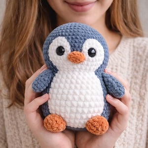 Może przedstawiać: Zestaw trzech ceramicznych kubków z nakrapianym, matowym wykończeniem. Kubki są w odcieniach kremu, jasnoszarym i ciemnoszarym. Każdy kubek ma prosty, minimalistyczny design, idealny do kawy lub herbaty.