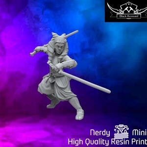 Peut inclure: Une figurine miniature grise et détaillée d'un guerrier tenant un sabre laser. Le guerrier porte une robe à capuche et a une expression déterminée sur son visage.