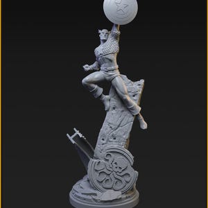 Może przedstawiać: Szara miniaturowa statuetka Kapitana Ameryki w dynamicznej pozie, trzymającego tarczę. Podstawa z szczegółowym wzorem i tekstem "SILVER AGE CAPTAIN AMERICA" oraz "40MM ON 35MM BASE". Wydanie Patreon od C2 Studio.