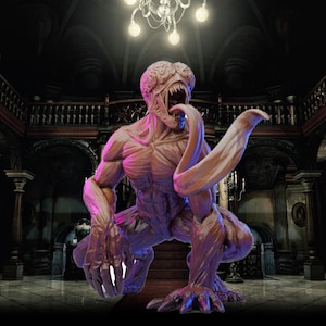 Puede incluir: Una figura de monstruo impresa en 3D, de color carne, con una larga lengua rosa y garras afiladas. La figura está en posición agachada con la boca abierta y la lengua extendida. La figura está situada sobre un fondo oscuro y gótico.