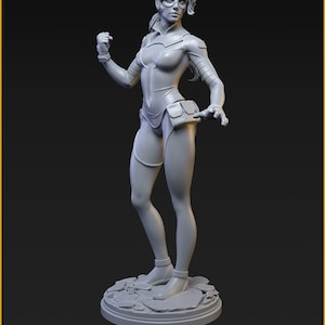 Może przedstawiać: Szara figurka 3D przedstawiająca żeńską postać w futurystycznym kombinezonie, stojącą na okrągłej podstawie. Figurka ma zdecydowany wyraz twarzy i nosi okulary. Na podstawie widnieje napis "STATURE 40MM ON 50MM BASE".