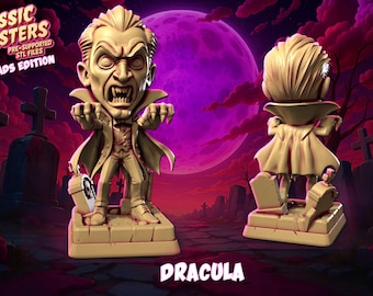 Puede incluir: Una figura estilizada de Drácula en un cementerio, con una luna llena en el fondo. La figura es de color beige claro, con la palabra "DRACULA" en texto blanco en la parte inferior. La imagen también incluye el texto "CLASSIC MONSTERS PRE-SUPPORTED STL FILES CHUBHEADS EDITION".