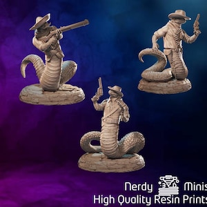 Puede incluir: Tres figuras en miniatura de criaturas con forma de serpiente que llevan sombreros de vaquero y sostienen pistolas. Las figuras están pintadas de color marrón claro y están de pie sobre pequeñas bases redondas.