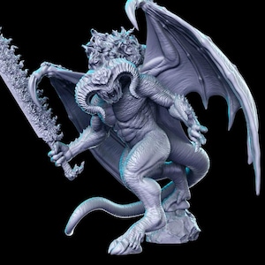 Puede incluir: Escultura gris de una figura demoníaca con grandes alas, cuernos y cola. La criatura sostiene una espada llameante y está sobre una base rocosa. La figura tiene un físico musculoso y una expresión feroz.