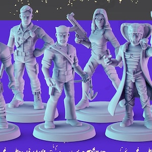 Könnte beinhalten: Eine Sammlung von sechs grauen Miniaturfiguren von Actionfiguren, die jeweils auf einem kreisförmigen Sockel stehen. Die Figuren befinden sich in verschiedenen Posen, einige halten Waffen. Das Bild enthält den Text "2025 JUN SET" und "6 STLs". Das Pop Minis-Logo ist sichtbar.