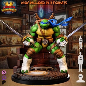 Op de afbeelding: Een groene en bruine Leonardo-figuur van Teenage Mutant Ninja Turtles, met twee zwaarden. De figuur staat op een bakstenen en stenen voet. De tekst "LEGION MINIATURES 3D PRINTING DESIGNS" staat in de linkerbovenhoek. De tekst "NOW INCLUDED IN 3 FORMATS" staat bovenaan.