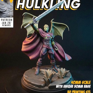 Może przedstawiać: Szczegółowa miniatura Hulkinga, postaci z komiksu, trzymającego miecz w górze. Postać ma zieloną skórę, fioletową pelerynę i kostium oraz duże skrzydła. Podstawa ma średnicę 50 mm. Obraz zawiera tekst "Hulkling" i "3D Printing STL".