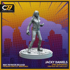 Może przedstawiać: Szara miniaturowa figurka kobiety w skórzanej kurtce i dżinsach, stojącej na okrągłej podstawie. Figurka oznaczona jest napisem "JACKY DANIELS" z marką "C27 MINIS & TERRAIN". Podstawa ma 35 mm, a skala 75 mm.