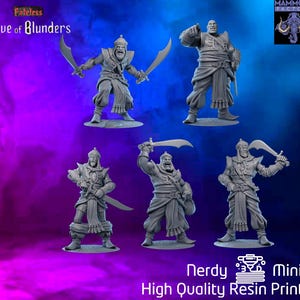 Puede incluir: Cinco miniaturas de resina gris de guerreros con espadas y turbantes. Las miniaturas están sobre pequeñas bases. El texto "Cave of Blunders" y "Nerdy Minis High Quality Resin Prints" son visibles.