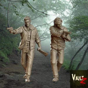 Puede incluir: Dos figuras de color canela de hombres en un entorno forestal, cada uno sosteniendo una pistola. Una figura lleva un objeto cilíndrico. Las figuras visten ropa informal. El logotipo de Vault Z está en la esquina inferior derecha.