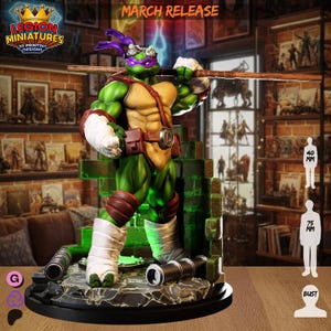 Op de afbeelding: Een gedetailleerd 3D-geprint beeldje van Donatello van Teenage Mutant Ninja Turtles. De figuur is groen, met een paars masker en een beige en bruine outfit. De basis is zwart met groene accenten, en de tekst "MARCH RELEASE" is zichtbaar.