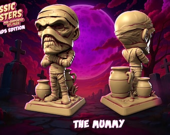 Könnte beinhalten: Zwei stilisierte Mumienfiguren aus der "Classic Monsters"-Kollektion. Die hellbeige Figuren haben detaillierte Bandagen und einen strengen Ausdruck. Sie stehen auf einer quadratischen Basis mit zwei dekorativen Urnen. Der Hintergrund zeigt eine Friedhofsszene mit einem lila Mond.