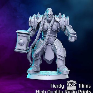 Puede incluir: Una figura miniatura gris y detallada de un guerrero Orc con armadura y empuñando un martillo. La figura está de pie sobre una base circular.