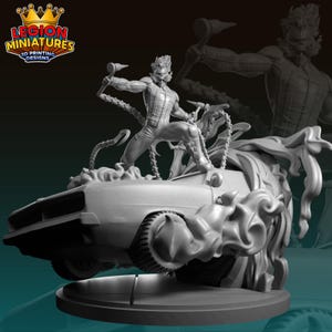 Puede incluir: Un juego de tres botes de cerámica con tapas. Los botes son blancos con un estampado floral azul. El más grande mide 20 cm de alto, el mediano 15 cm y el más pequeño 10 cm.