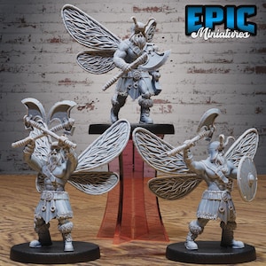 Könnte beinhalten: Graue Miniaturfiguren, die einen geflügelten Krieger mit Axt und Schild darstellen. Die Figuren sind in verschiedenen Posen dargestellt, mit detaillierten Rüstungen und Flügeln. Das Logo "EPIC Miniatures" ist oben rechts zu sehen.
