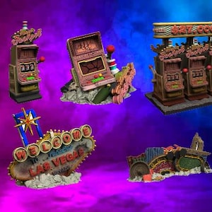 Może przedstawiać: Miniaturowe elementy terenu o tematyce kasyna, w tym automaty do gier i znak Las Vegas. Automaty do gier mają znak "Jackpot". Znak Las Vegas mówi "Welcome to Las Vegas". Elementy znajdują się na fioletowo-niebieskim tle.
