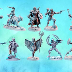 Pode incluir: Uma coleção de figuras em miniatura cinzentas que retratam vários personagens em poses dinâmicas. As figuras incluem guerreiros com espadas, escudos e outras armas. As figuras estão numa superfície branca. O logótipo "Nerdy's Minis" está no canto inferior direito.