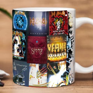 Könnte beinhalten: Weiße Keramik-Tasse mit einer Collage von Def Leppard-Albumcovern. Die Tasse zeigt Albumcover wie "Euphoria" und "Take What You Want". Der Griff ist weiß, und das Design umschließt die Tasse.