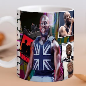 Può includere: Tazza in ceramica bianca con un design a collage che presenta immagini di un uomo, tra cui un'immagine centrale che lo mostra con un gilet con un disegno Union Jack. La tazza ha un design avvolgente con testo e immagini aggiuntivi.