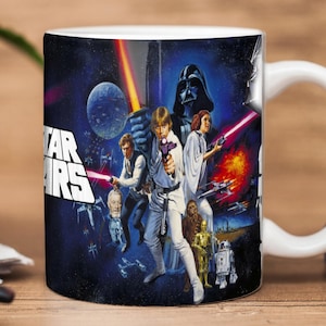 Può includere: Tazza in ceramica bianca con un design del poster del film di Star Wars. L'opera d'arte include personaggi come Luke Skywalker, Darth Vader e la Principessa Leia, con una scena di battaglia spaziale sullo sfondo. La tazza ha un manico curvo.