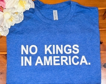 Camiseta "No Kings in America", camiseta "No Kings", camiseta anti-Trump, regalo liberal, camiseta de manifestación, camiseta unisex anti-MAGA, cuello en V progresista