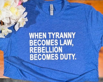 Camiseta contra la tiranía, camiseta contra la rebelión, cuando la tiranía se convierte en ley, la rebelión se convierte en deber. Camiseta contra la tiranía, camiseta contra la protesta y la resistencia contra Trump.